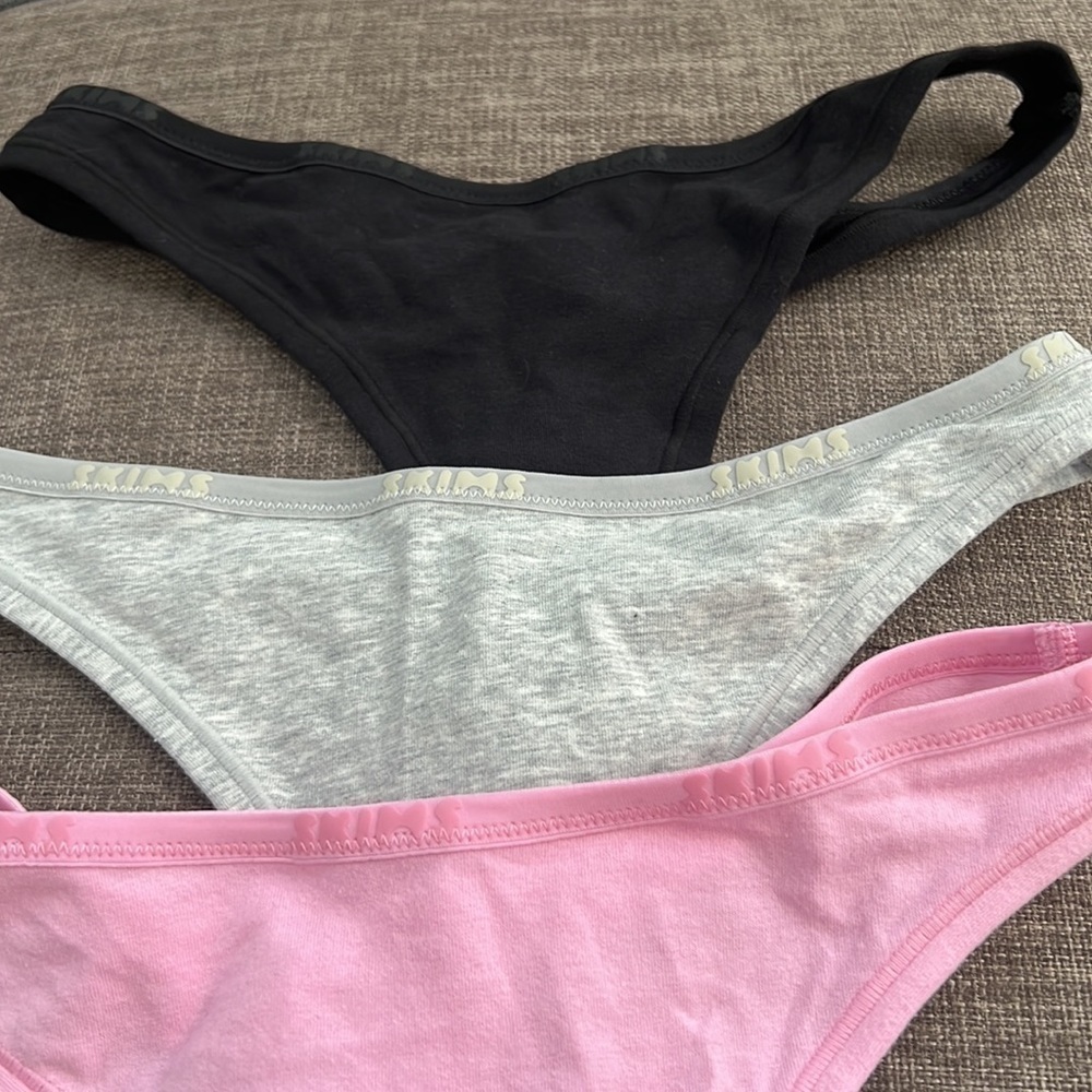 Skims Soft Cotton Thongs - Picture 3 of 8
